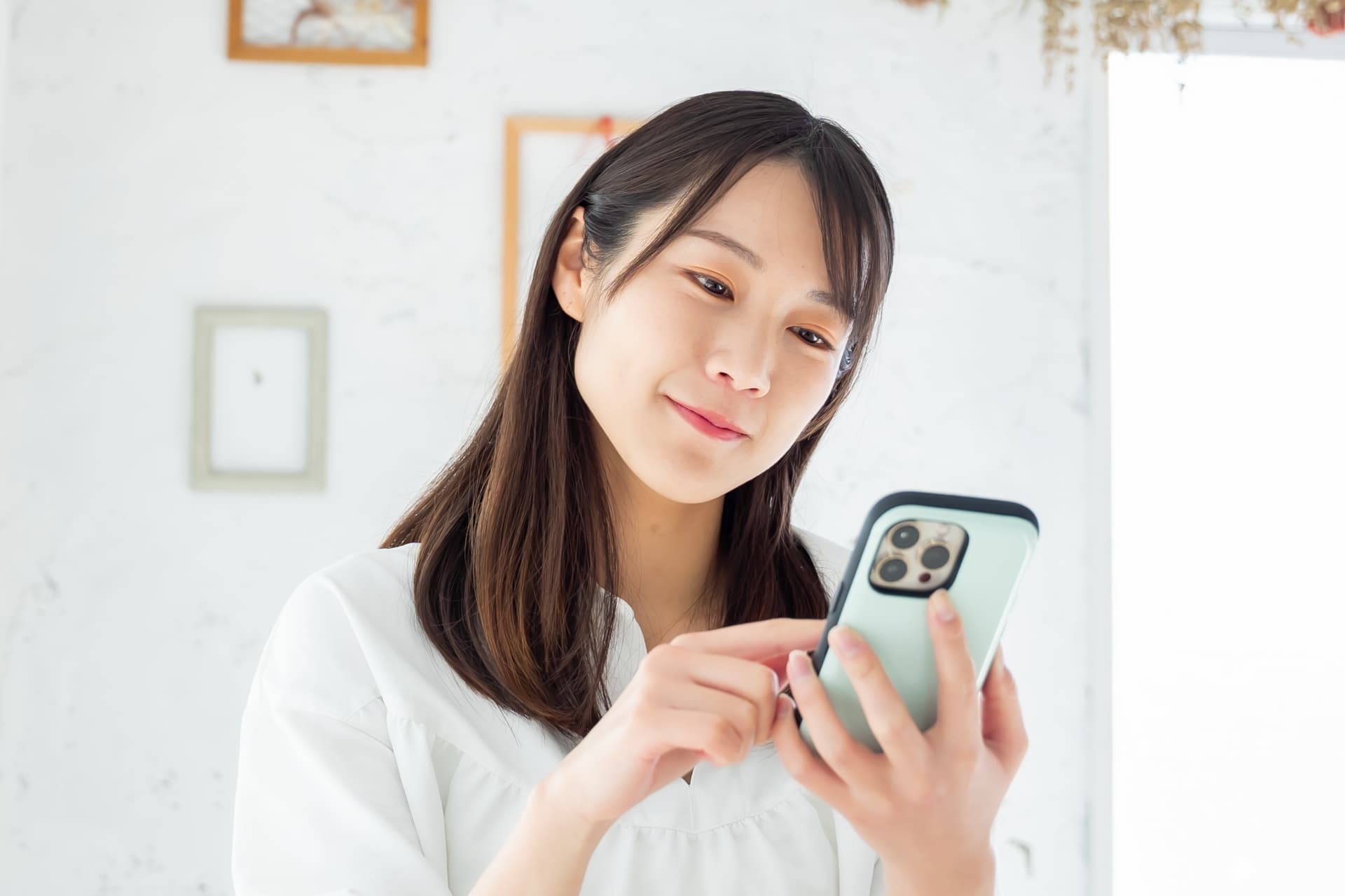 スマホで子どもの写真を見る保護者