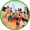 保育園で子どもと過ごす様子（イメージ）