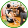 保育園で子どもと過ごす様子（イメージ）