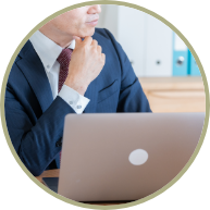 システム導入に悩む保育園管理者の様子