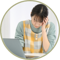 アナログ業務で困っている保育士の様子